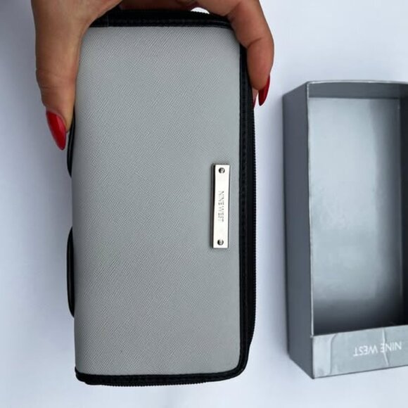 Nine West "Owl Eyes" Clutch - Picture 3 of 6